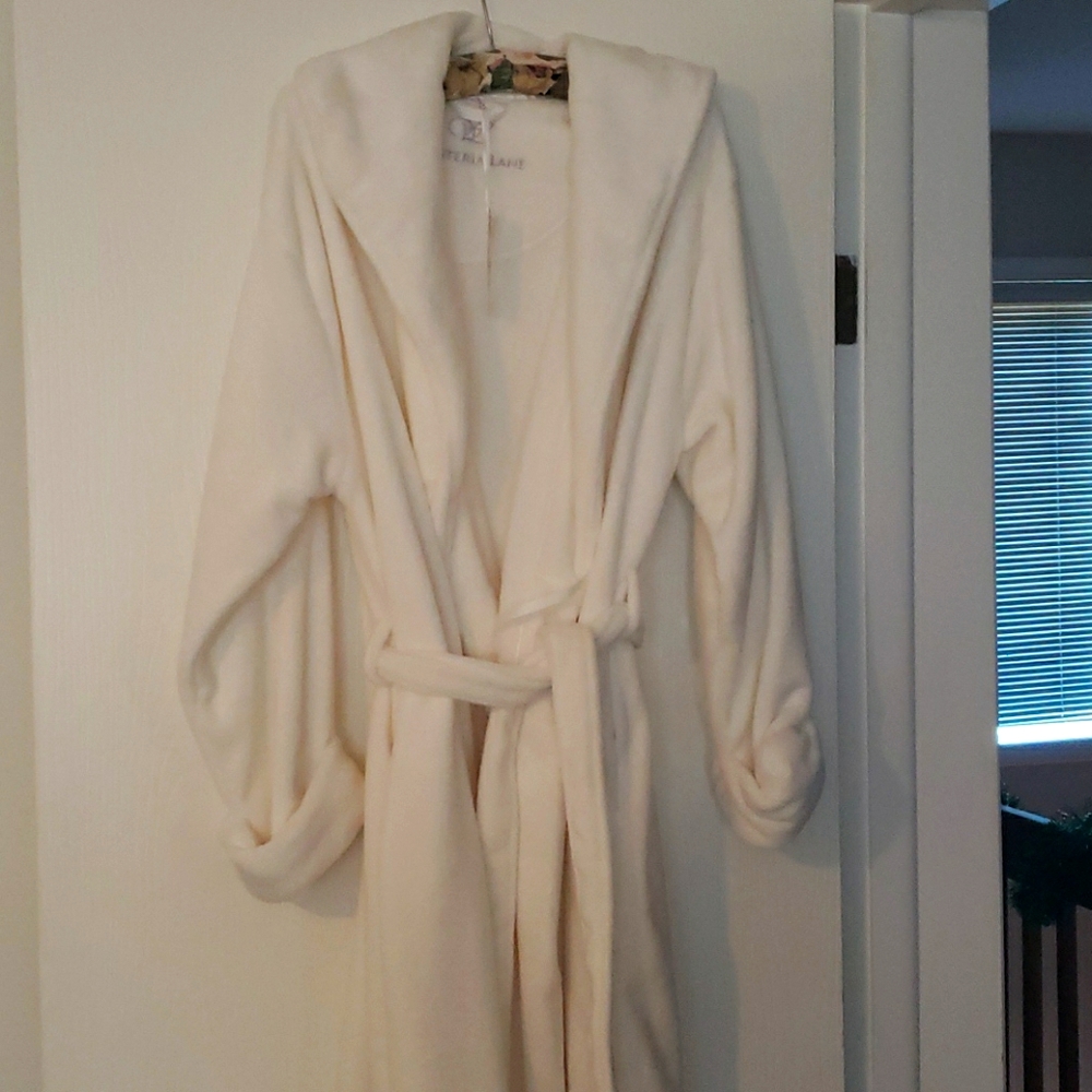 Wysteria Lane Robe